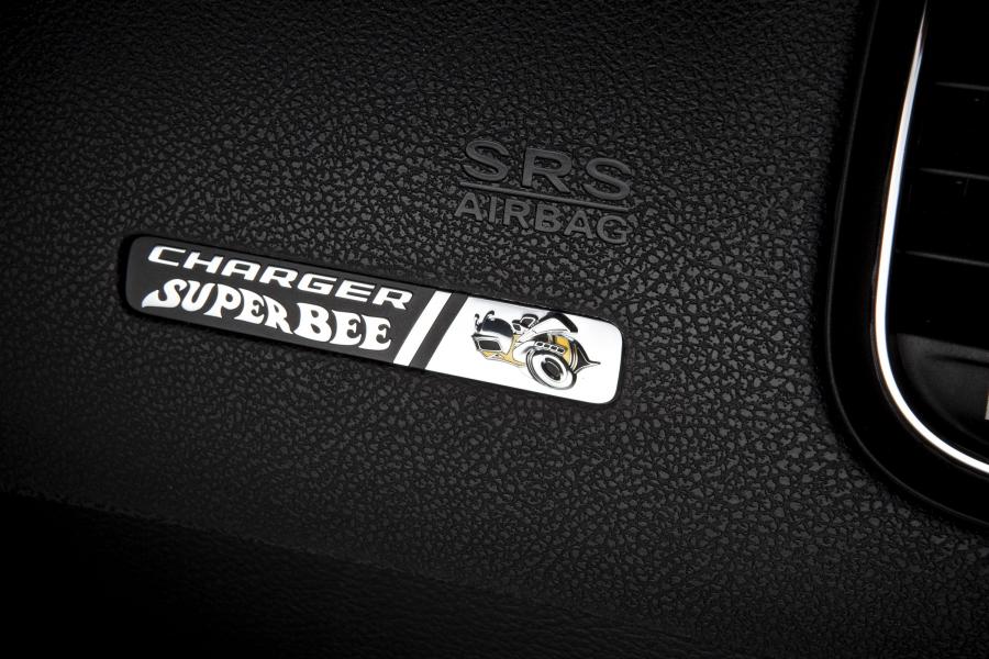  Dodge Charger SRT8 Super Bee 2012 года  (фото 3 из 39)